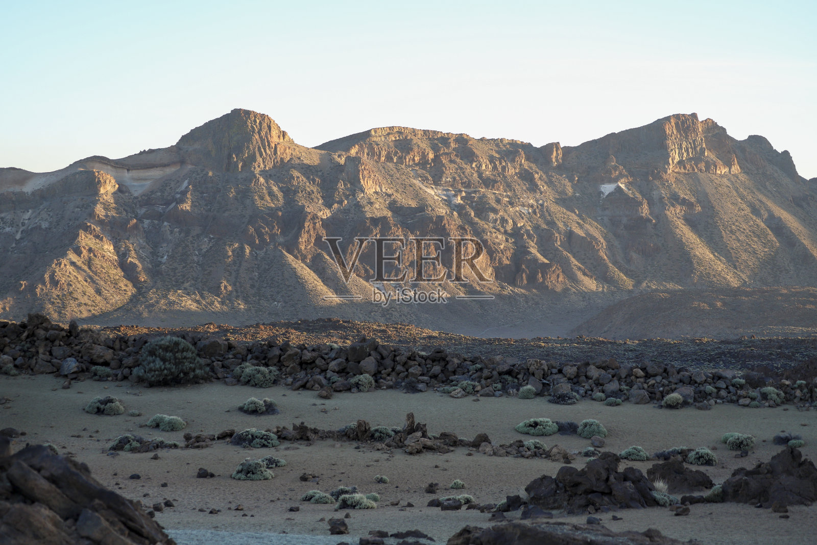 特内里费岛El Teide国家公园的风景。日落时的火山橙色景观。火山坑照片摄影图片