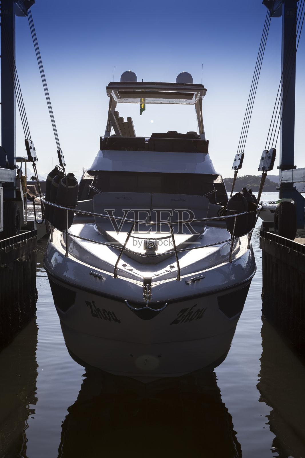 码头吊车上的船照片摄影图片