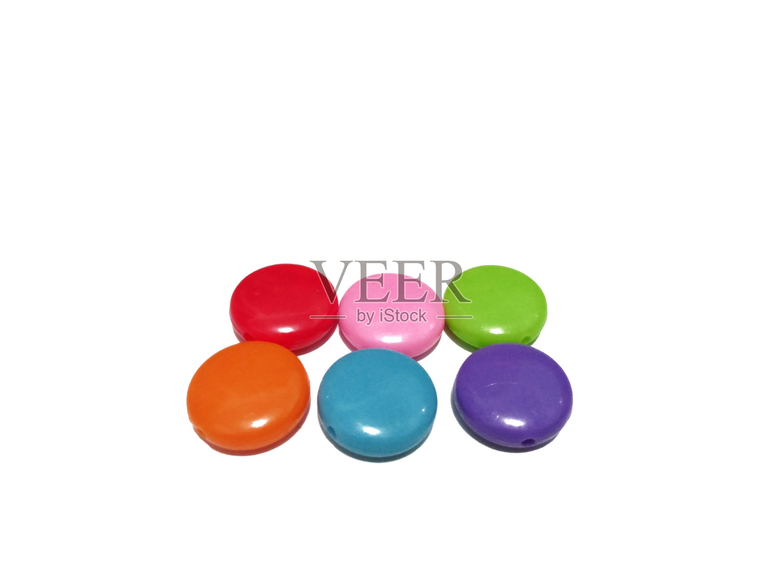 白色背景上不同颜色的衬衫纽扣照片照片摄影图片