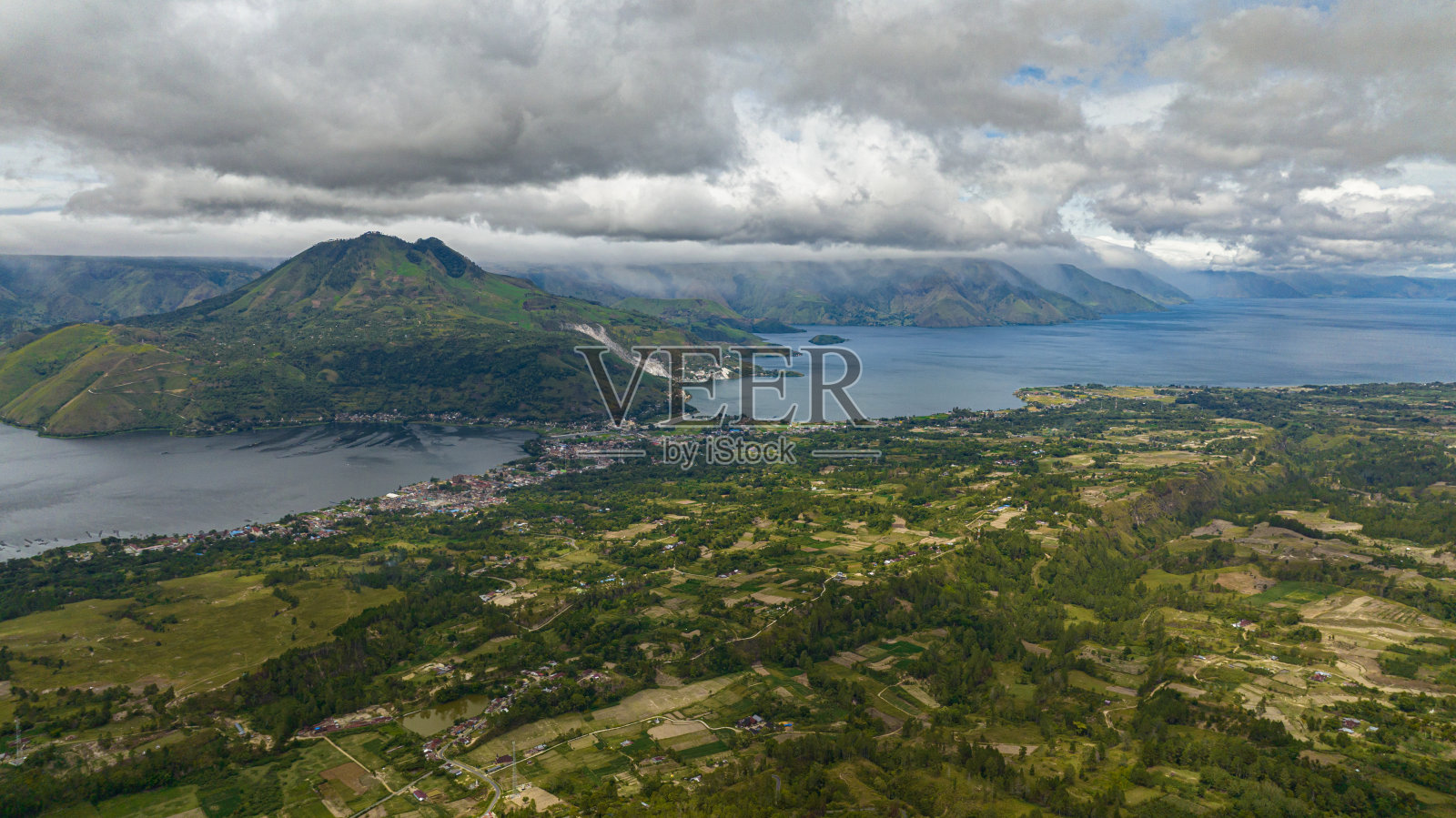 鸟瞰多巴湖。印度尼西亚苏门答腊。照片摄影图片