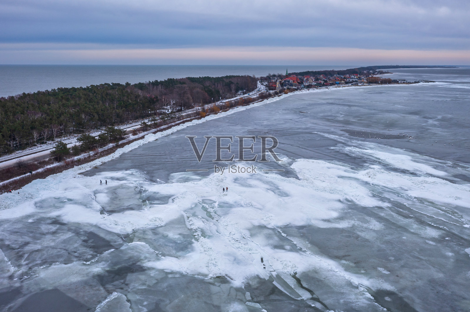 日落时分，赫尔半岛，库兹尼察附近的帕克冰封海湾。波兰照片摄影图片