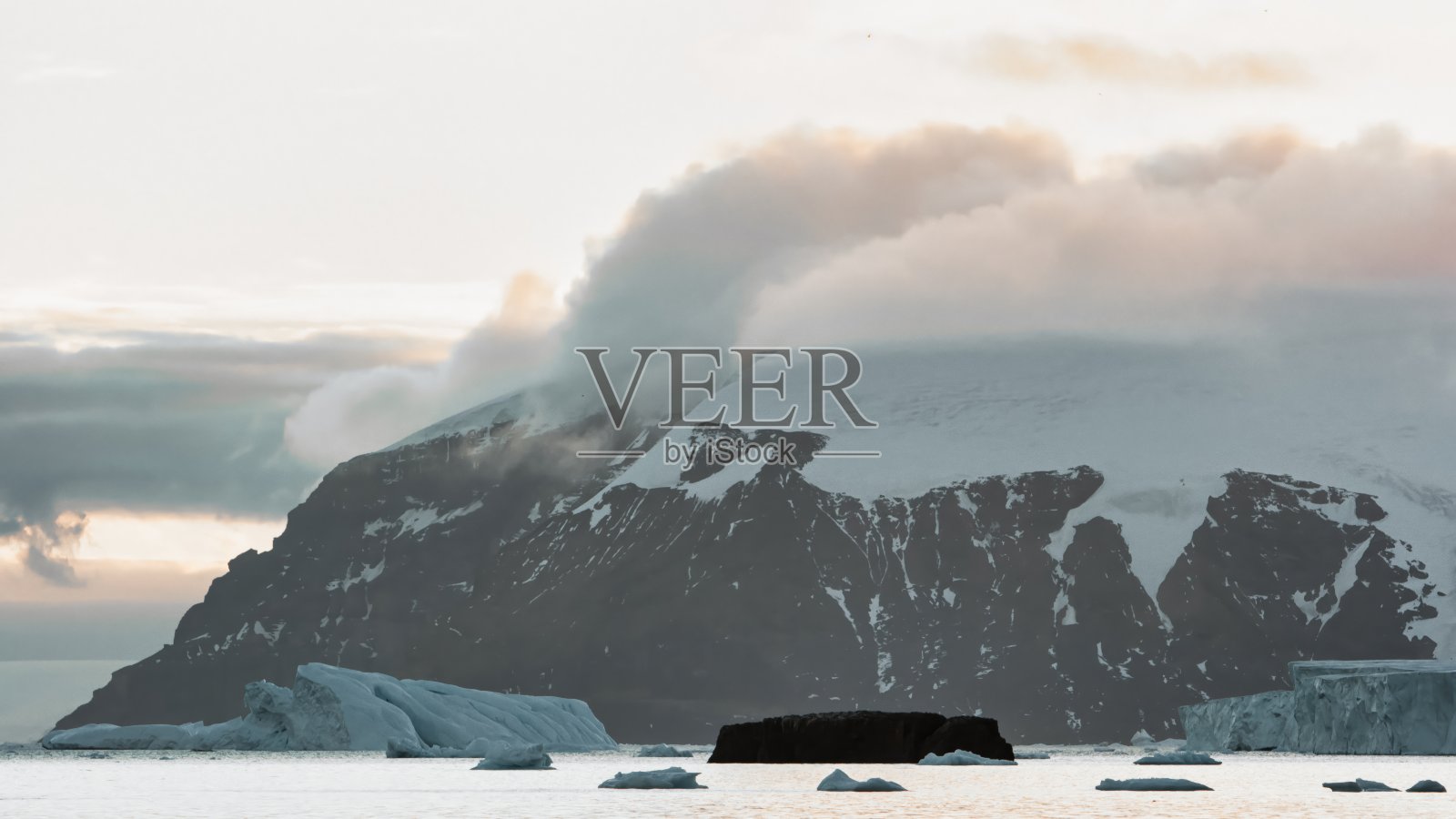 日出全景南极洲海岸山脉，冰川和冰山照片摄影图片