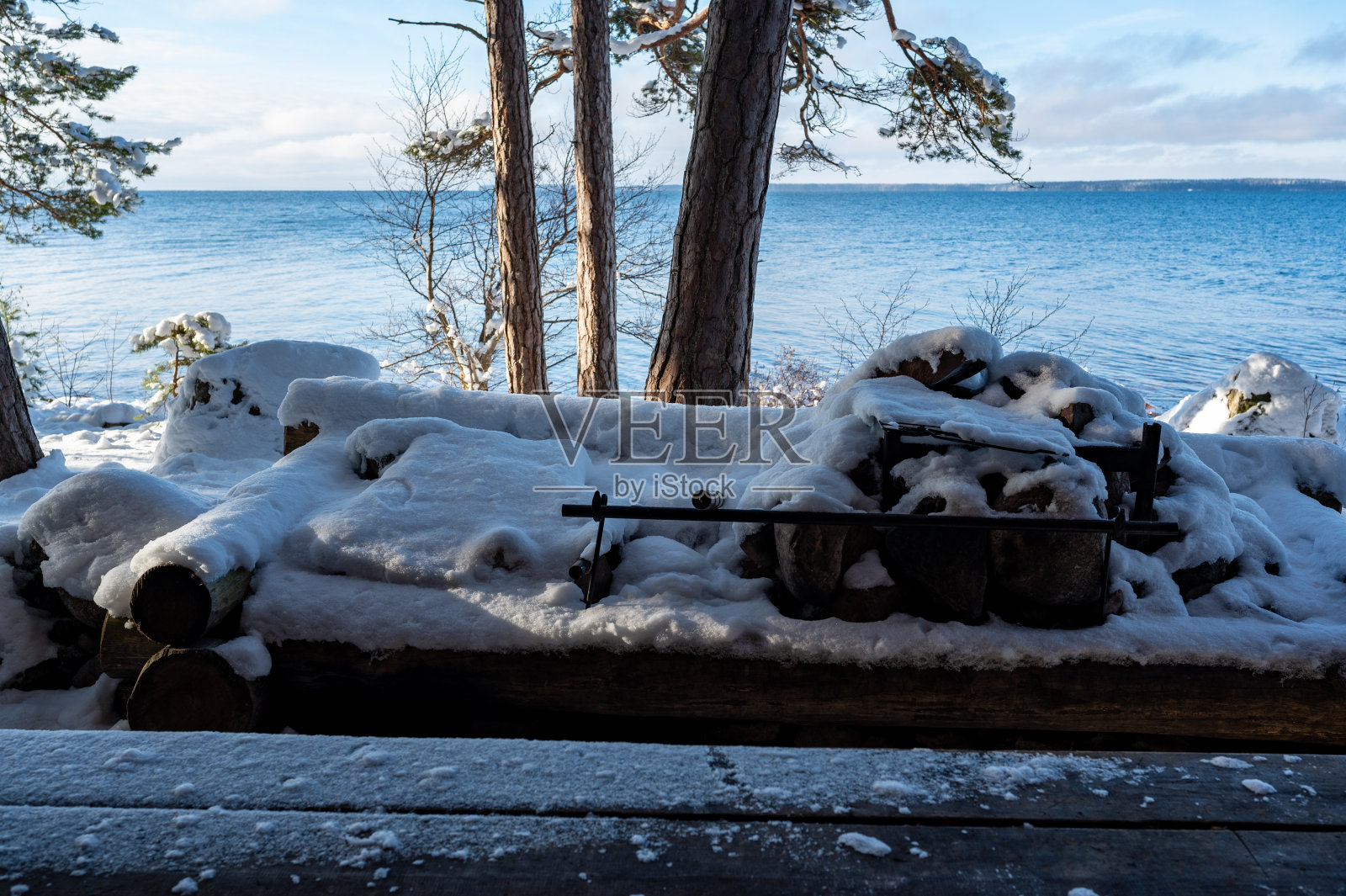 从避风处俯瞰壁炉和湖泊照片摄影图片