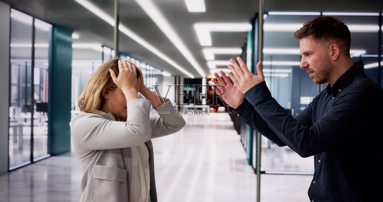 办公室争吵和争吵照片摄影图片