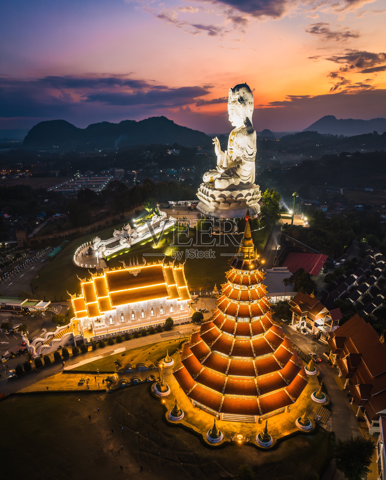 鸟瞰泰国清莱的观世音菩萨照片摄影图片