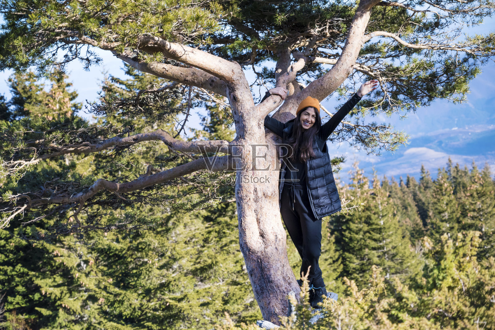 女旅行者在夏天的山上徒步旅行照片摄影图片