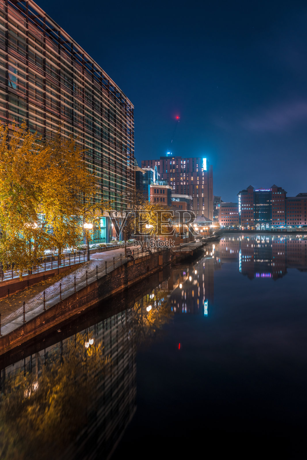 索尔福德码头夜景，英格兰曼彻斯特。照片摄影图片