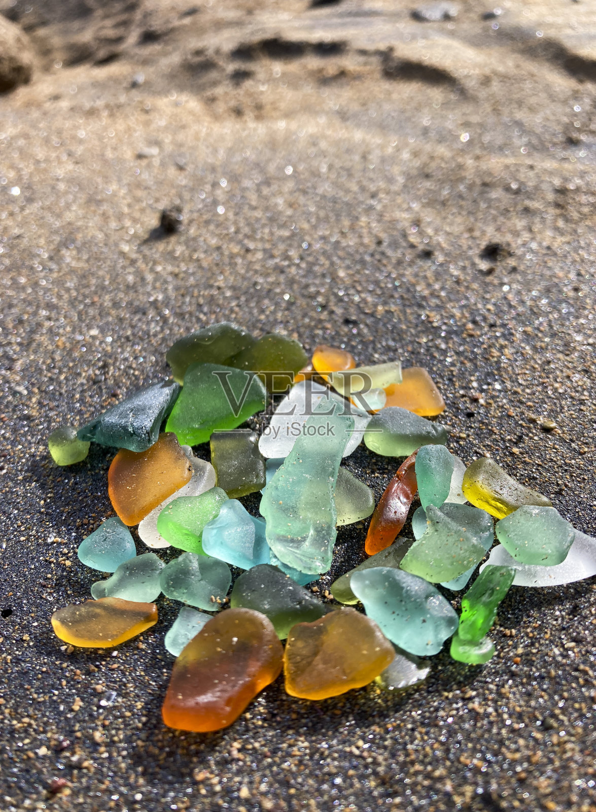 沙滩上五颜六色的海草堆照片摄影图片