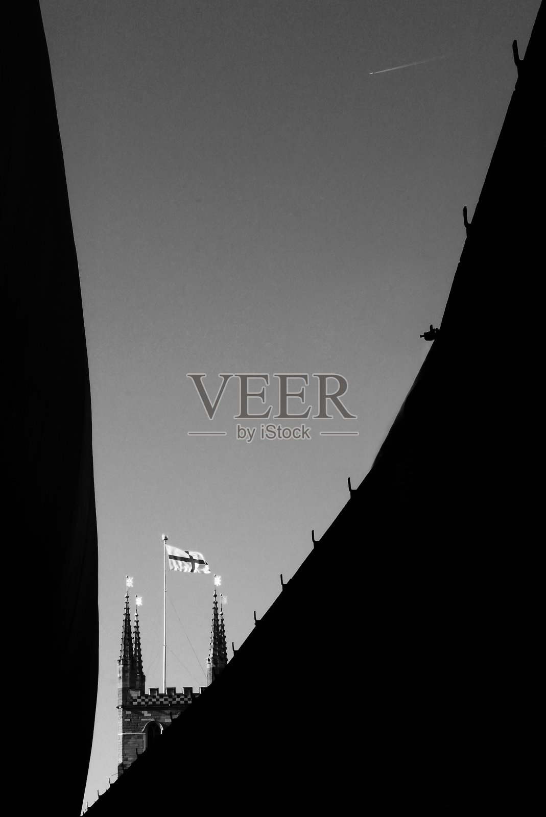 南华克大教堂穿过火车桥照片摄影图片