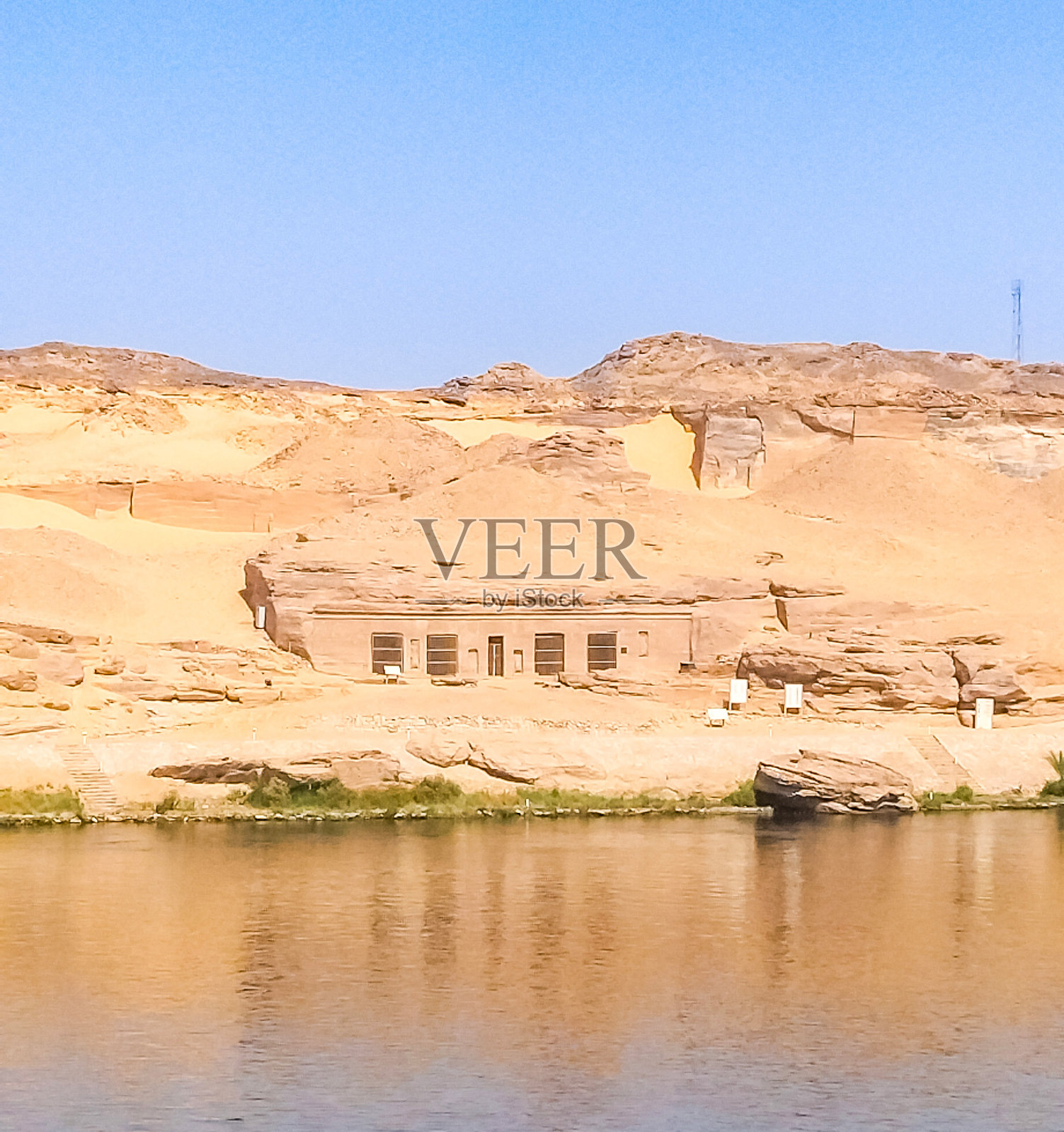 阿斯旺看到尼罗河和贵族的坟墓，蓝天白云照片摄影图片