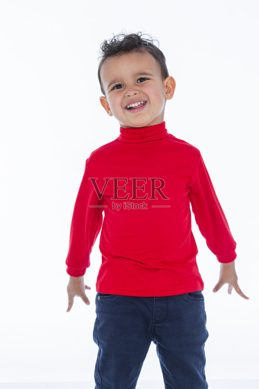 拉丁裔男孩在照相馆里为服装品牌做模特。照片摄影图片