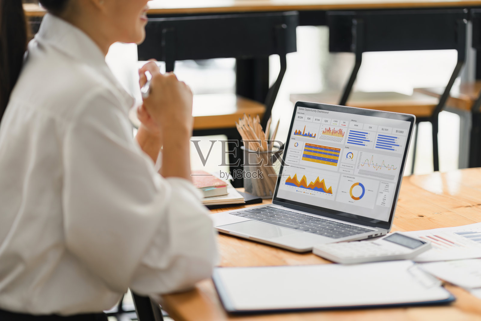 分析人员使用信息数据库分析市场和销售数据。具有图表、指标和kpi概念的业务分析仪表板。照片摄影图片