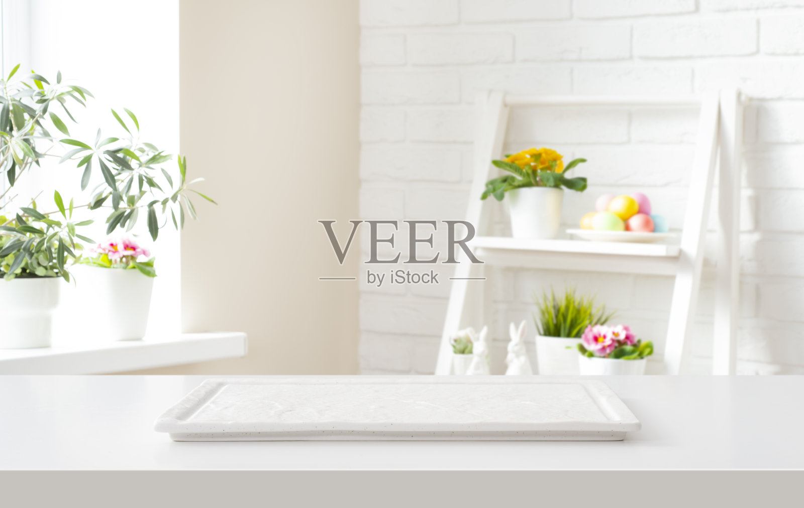 大理石讲台托盘在白色的桌子和模糊的房间内部背景装饰为复活节假期照片摄影图片