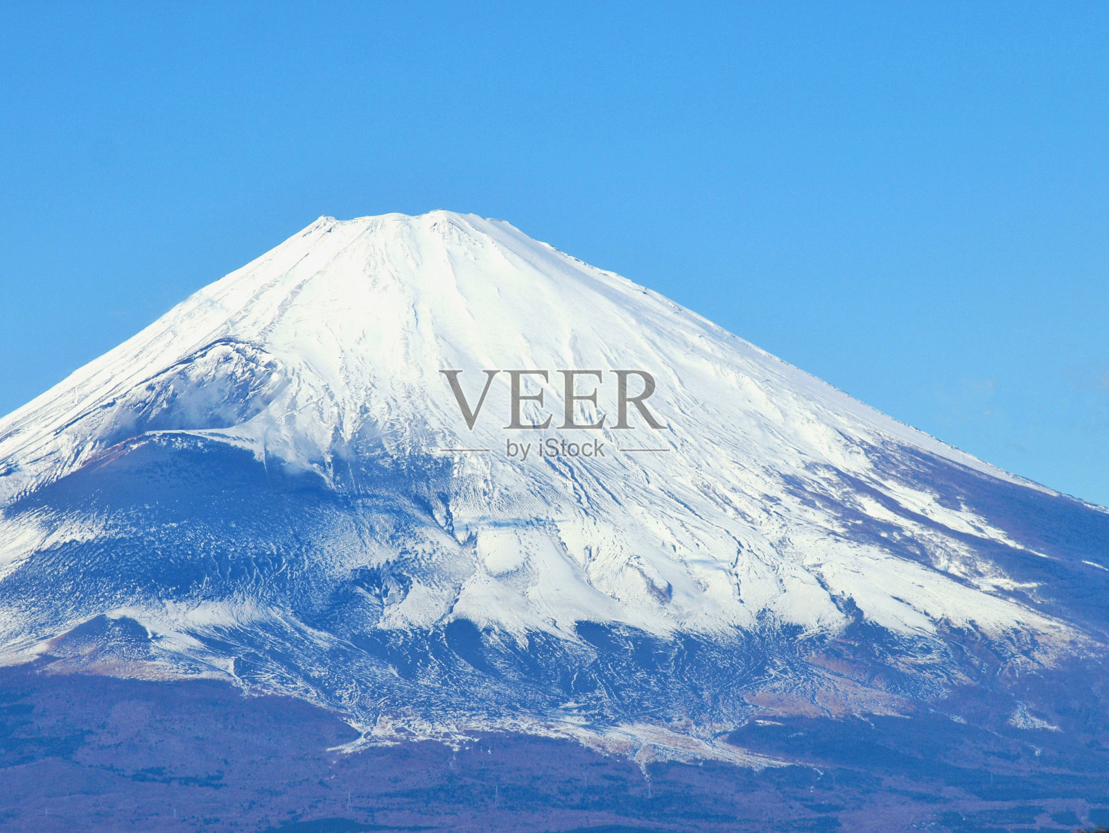 日本富士山的雪帽。照片摄影图片