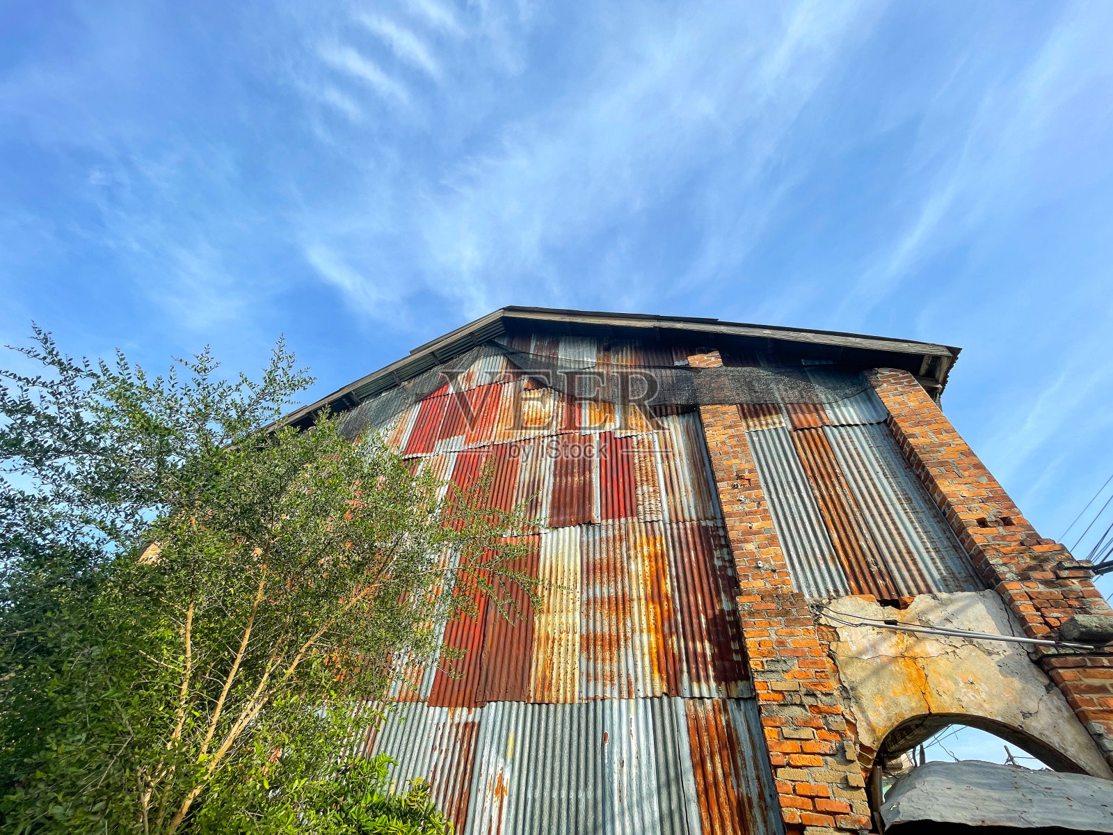 古老的建筑覆盖着生锈的波纹锌板照片摄影图片