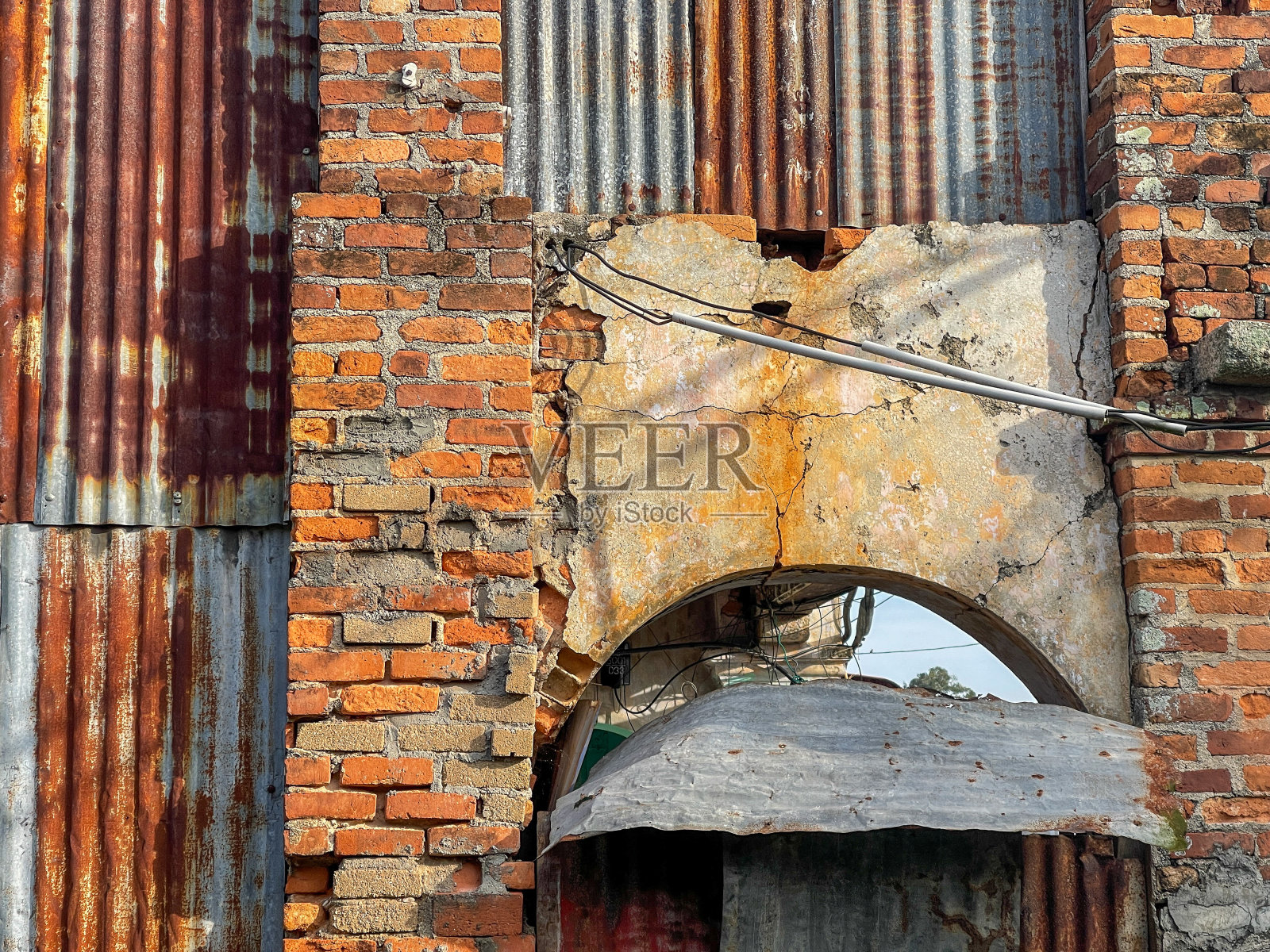 古老的建筑覆盖着生锈的波纹锌板照片摄影图片