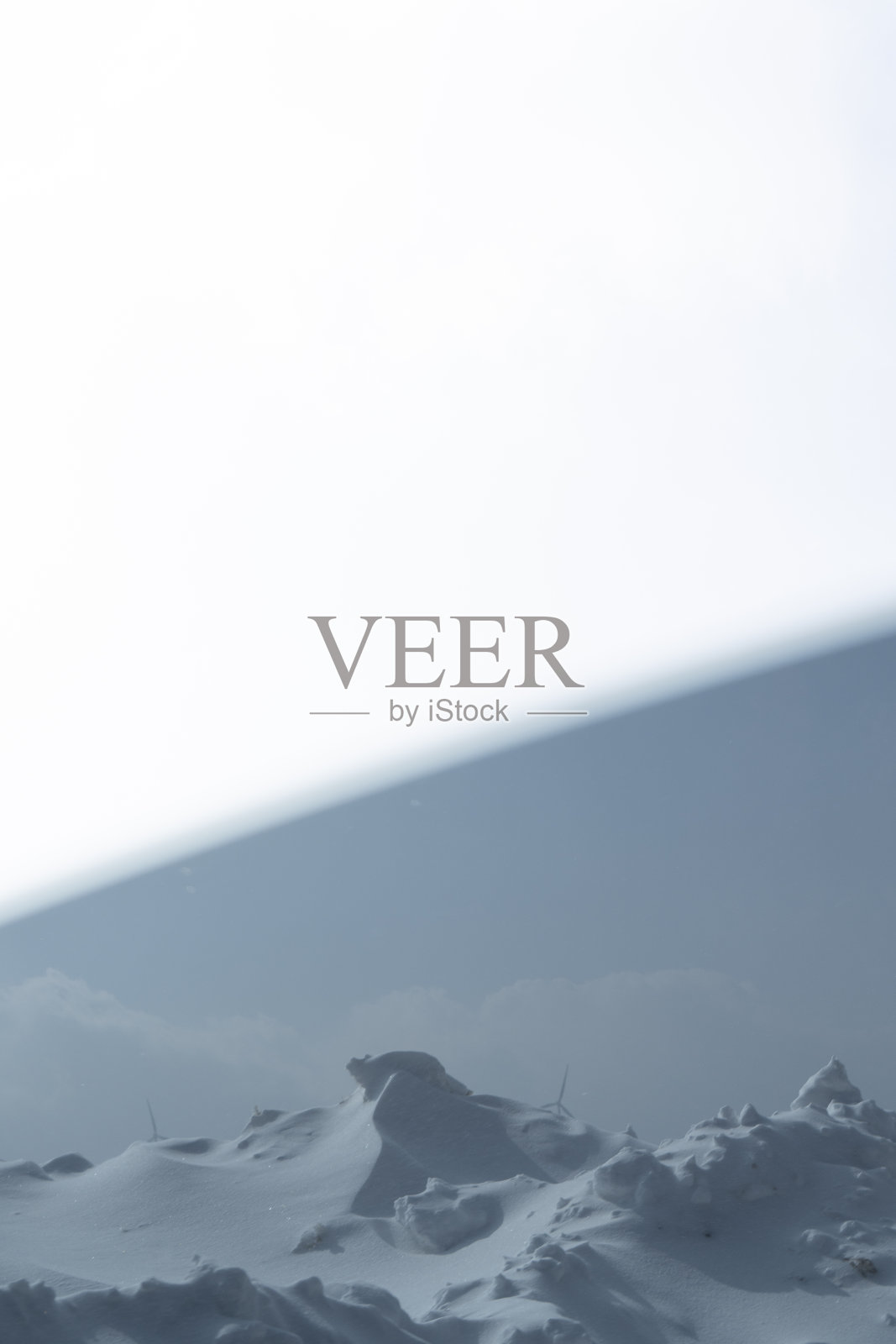 晴朗的天空和雪山照片摄影图片