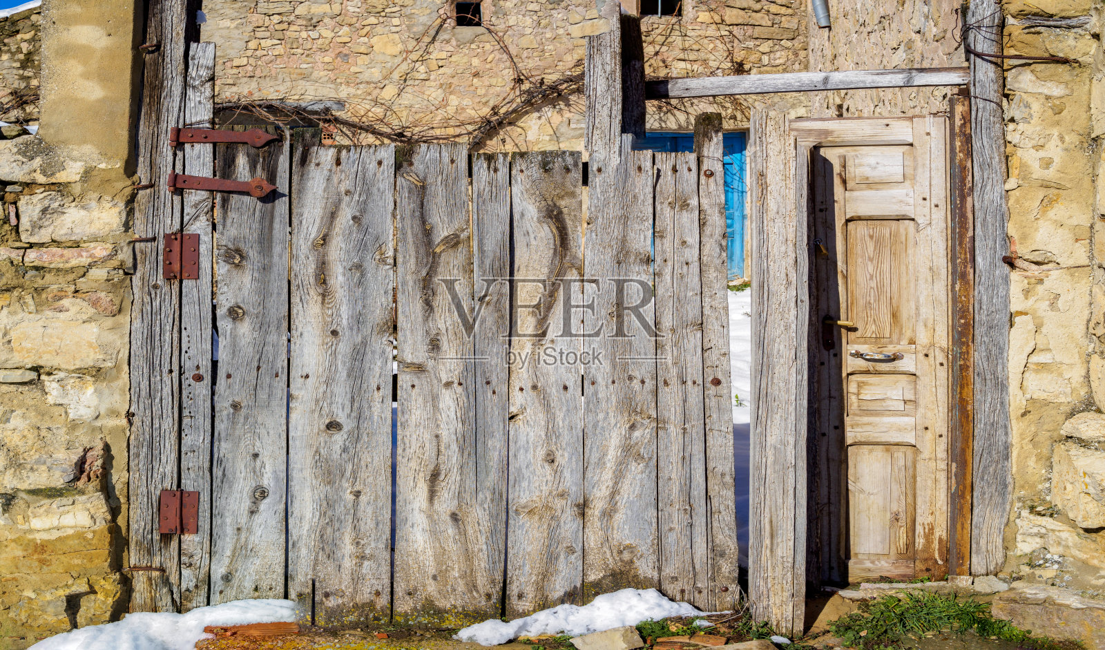 生锈的铰链。欧洲乡村古老木门的细节。照片摄影图片