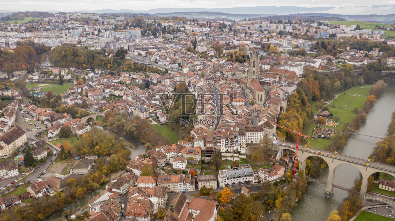 瑞士弗里堡著名老城区日间鸟瞰图，瑞士弗里堡哥特式大教堂和中世纪老城区鸟瞰图照片摄影图片