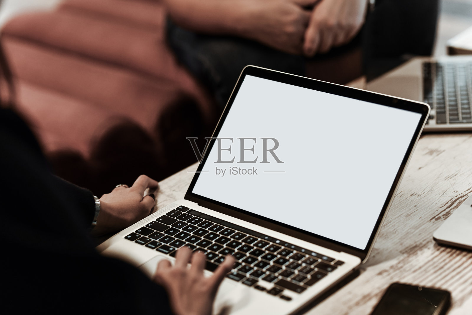 女职员在笔记本电脑上输入数据照片摄影图片