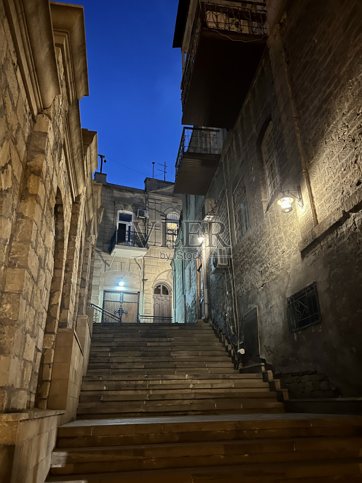 阿塞拜疆，巴库，老城夜景，空荡荡的街道照片摄影图片