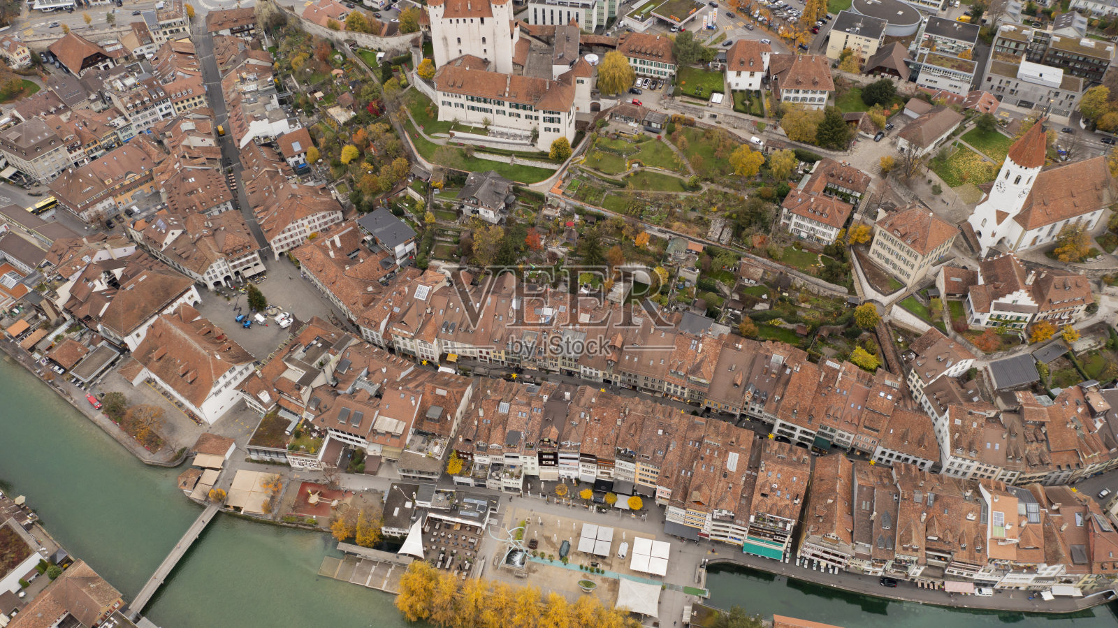 图恩，伯尔尼，瑞士，空中俯瞰的城市景观，湖泊运河和山脉等高线景观照片摄影图片