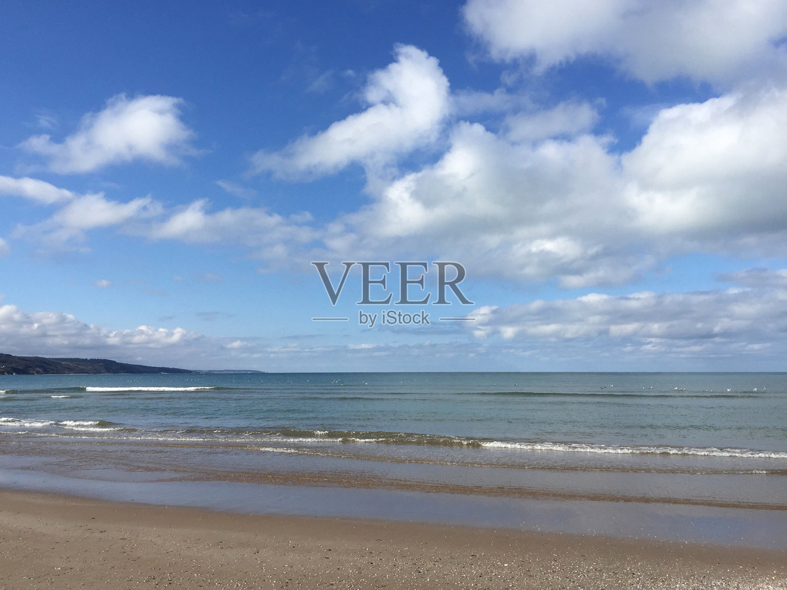 海面，沙滩和多云的天空背景照片摄影图片