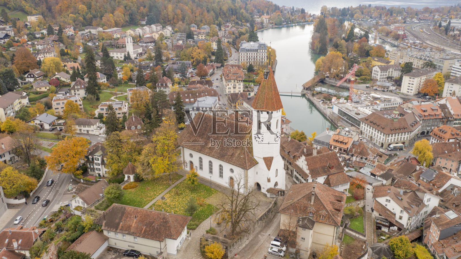 图恩，伯尔尼，瑞士，空中俯瞰的城市景观，湖泊运河和山脉等高线景观照片摄影图片