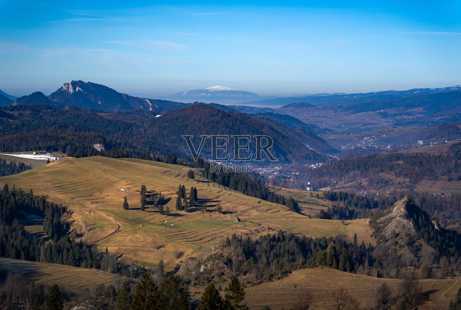 以斯莫莱戈瓦山和三冠山为背景的比亚拉沃达自然保护区。从Pieniny山脉的Rozdziela通道观看。照片摄影图片
