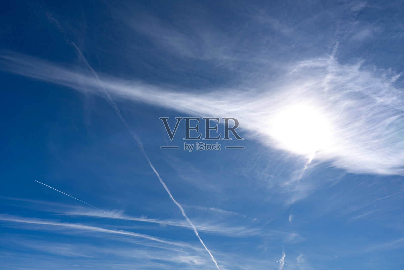 蓝天背景与飞机尾迹照片摄影图片