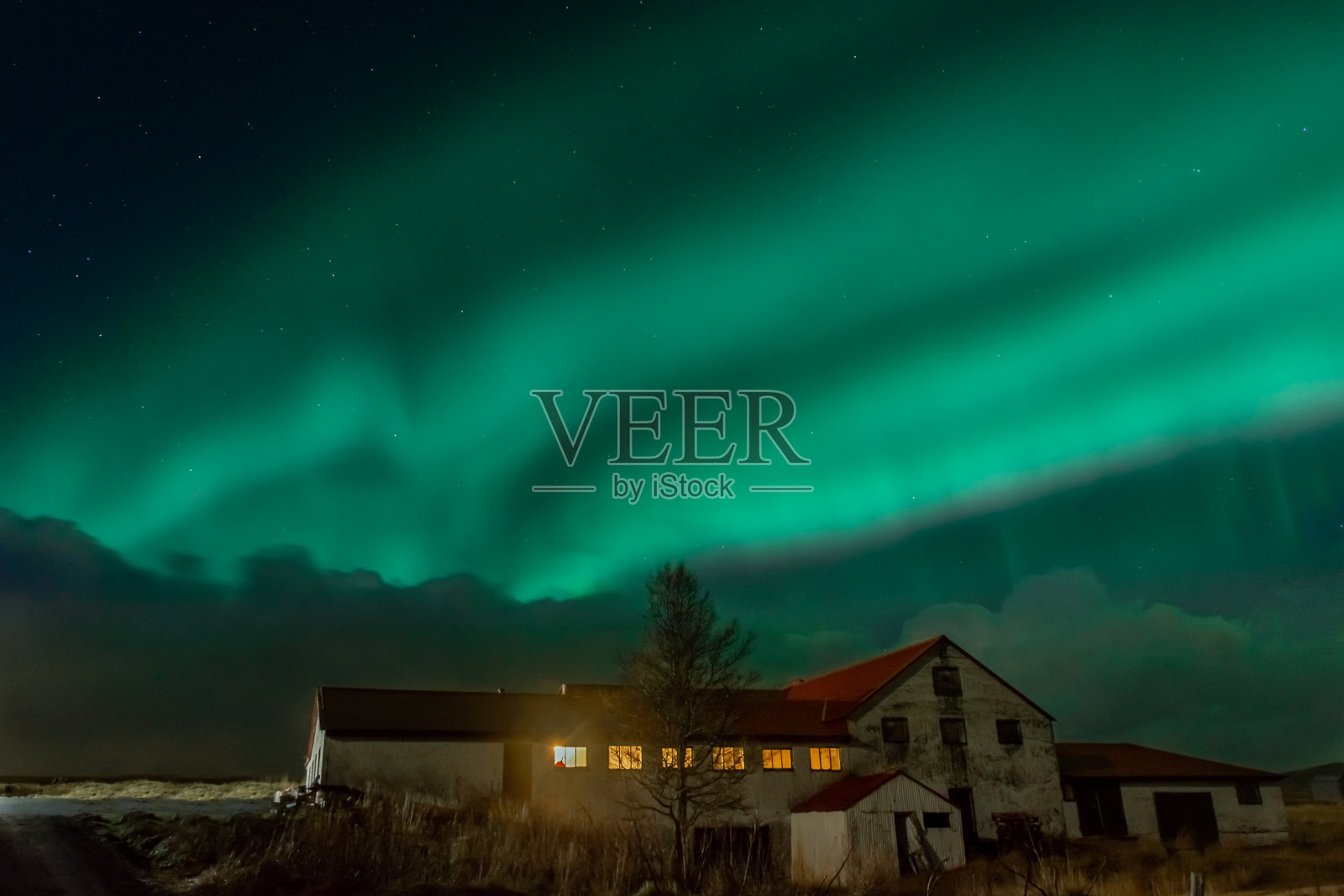北极光，壮观的北极光在冰岛的一个农场照片摄影图片