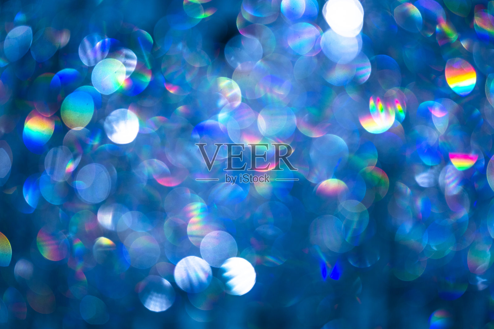 暗背景上的散景模糊。圣诞节和假期模板。照片摄影图片