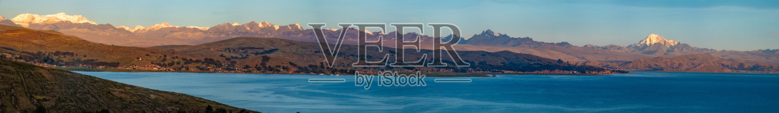 从玻利维亚的的喀喀湖岸边俯瞰科迪勒拉山脉的全景。波托西峰在右侧很突出照片摄影图片