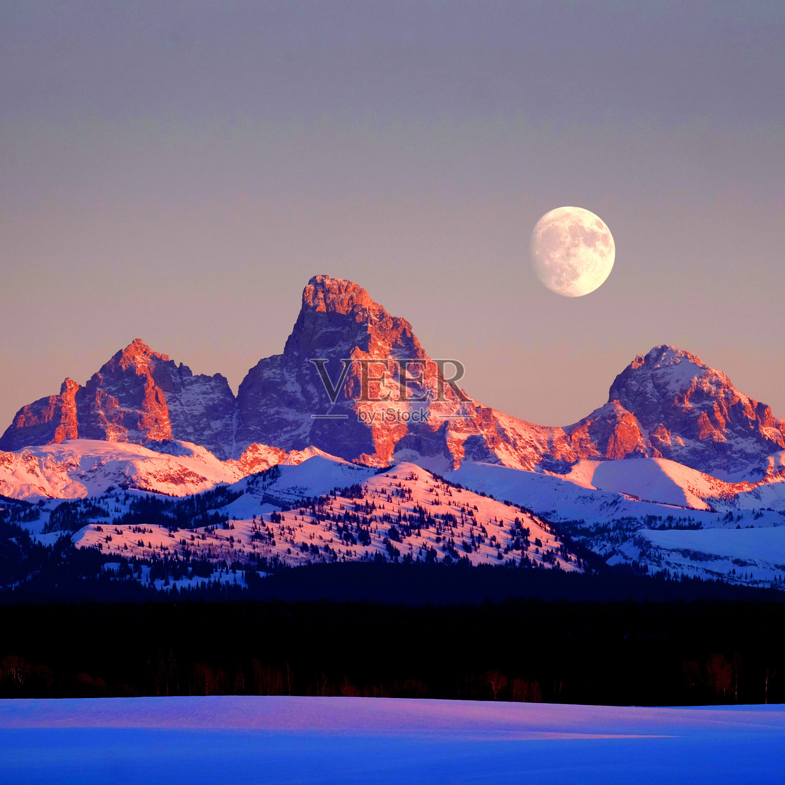 夕阳在提顿山脉上，月亮升起照片摄影图片