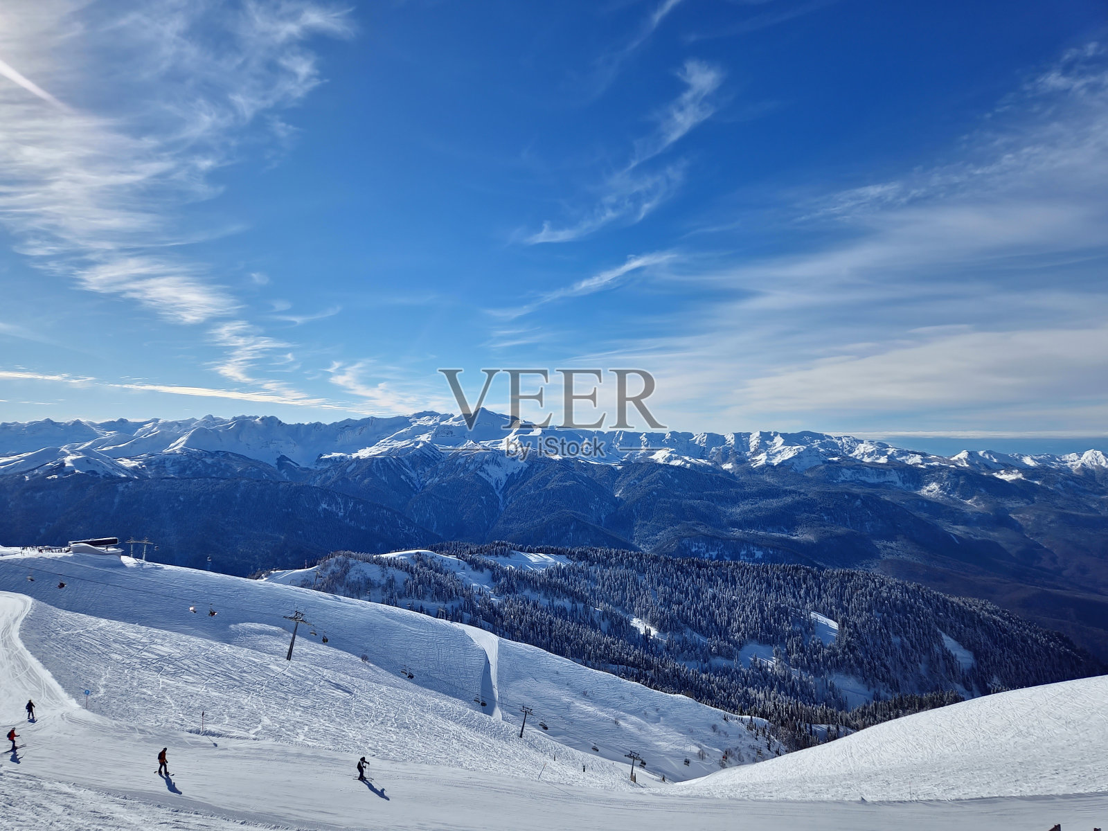 山峰在雪中。山峦和风景被白雪覆盖，映衬着天空。照片摄影图片