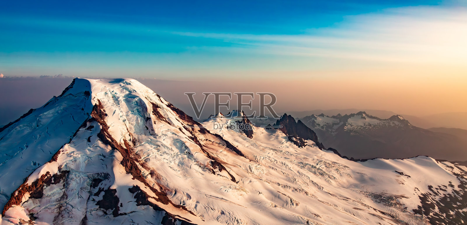 美国空中山景全景图。日落时的自然背景照片摄影图片