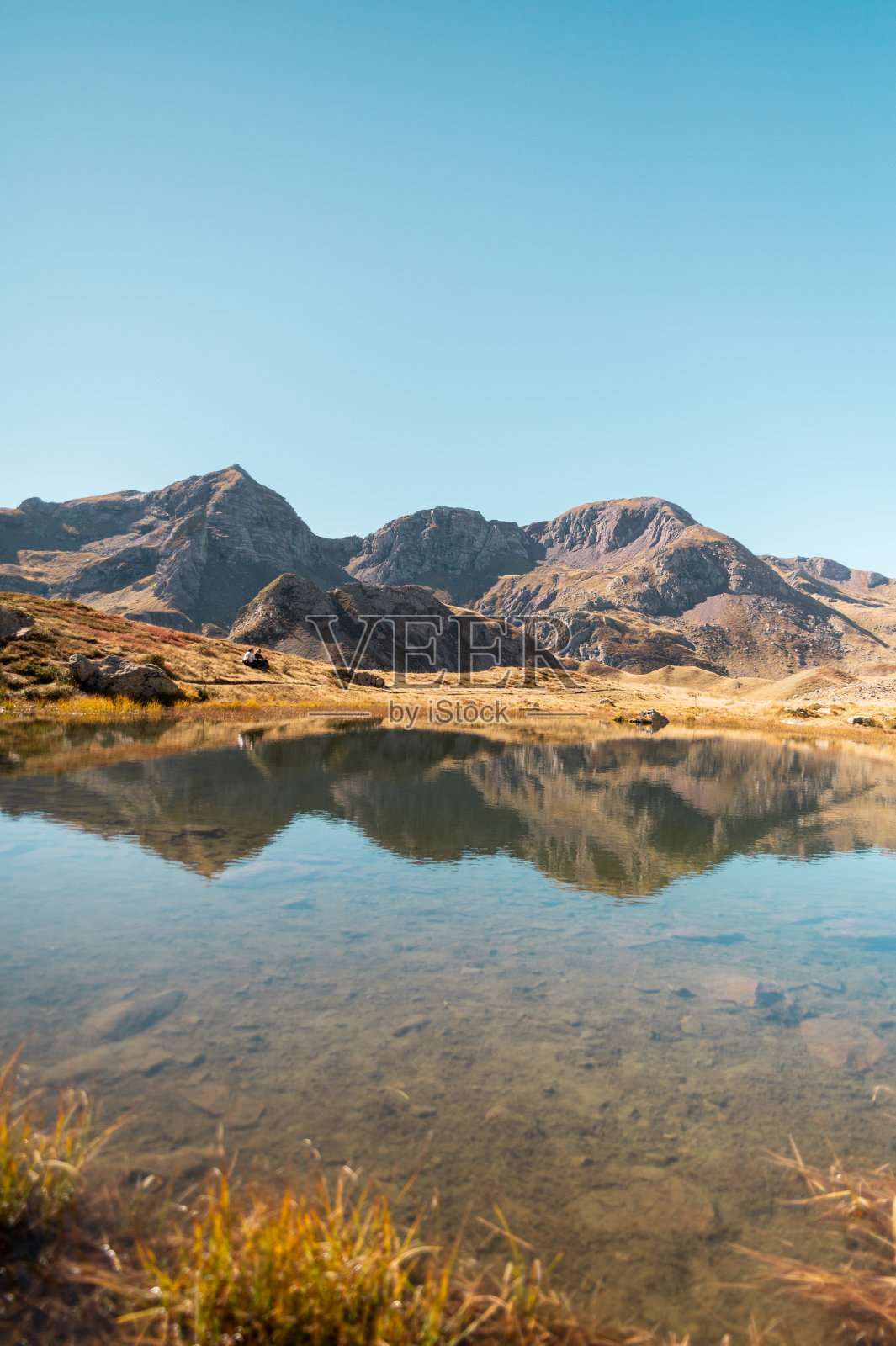 湖的倒影映在山峰上的树木照片摄影图片