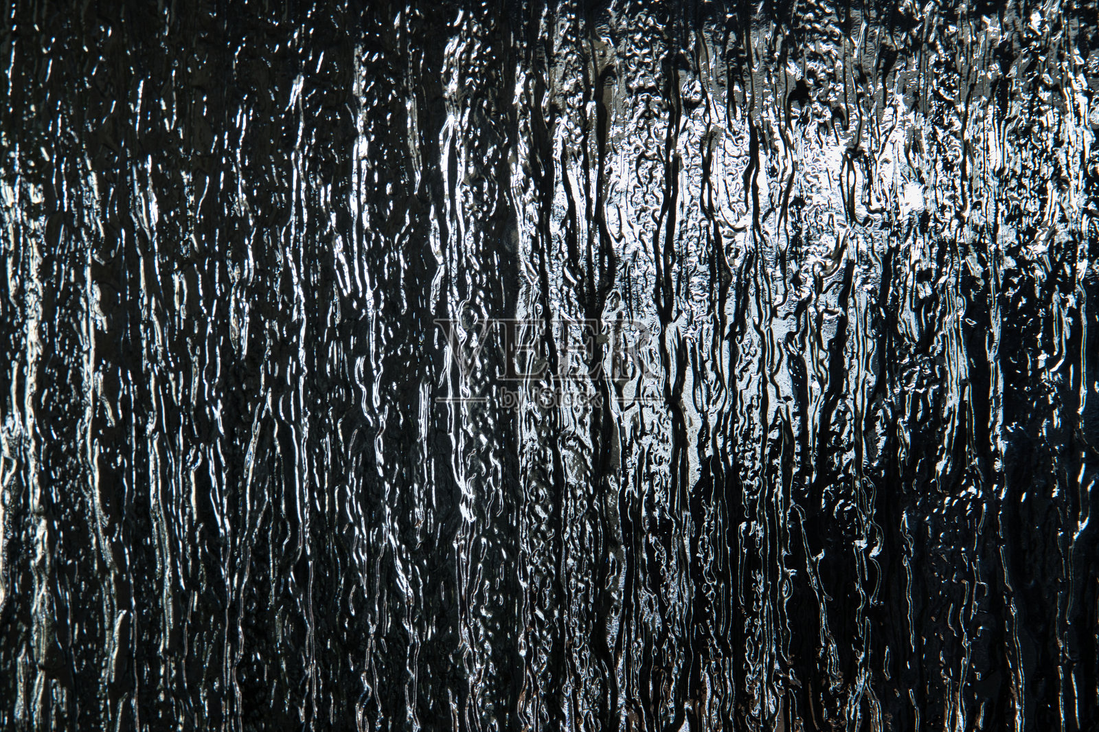 垂直图案以水在玻璃杯中的形式呈现照片摄影图片