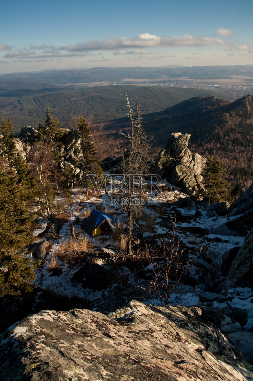 令人惊叹的山地露营体验与壮观的山谷景观照片摄影图片
