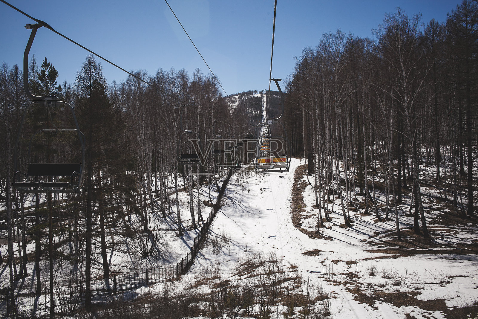 孤立的缆车在雪林与树木和山顶的看法照片摄影图片