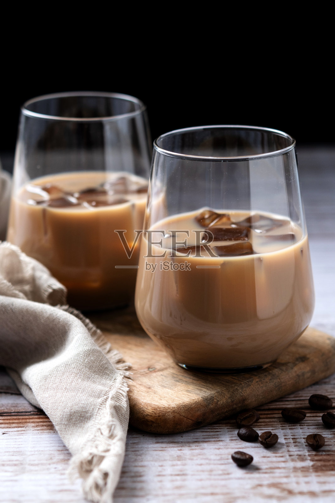 传统的爱尔兰奶油咖啡利口酒加冰在木桌照片摄影图片