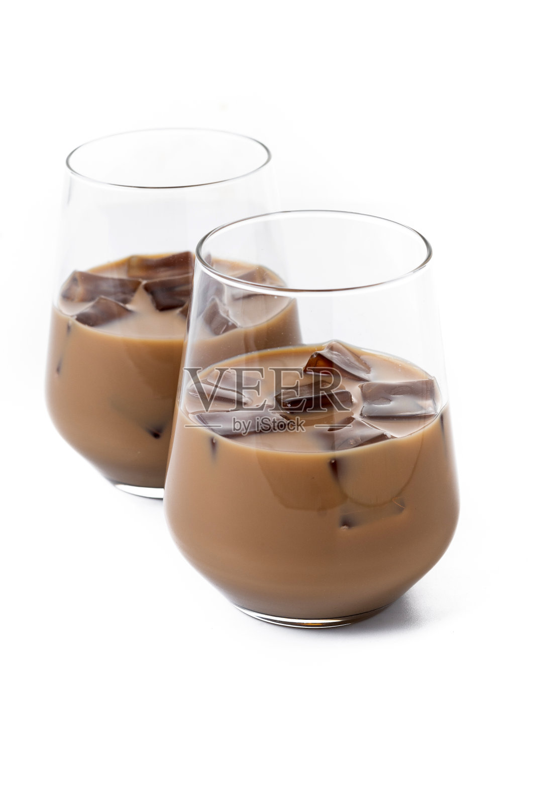 传统的爱尔兰奶油咖啡利口酒与冰隔离在白色的背景照片摄影图片