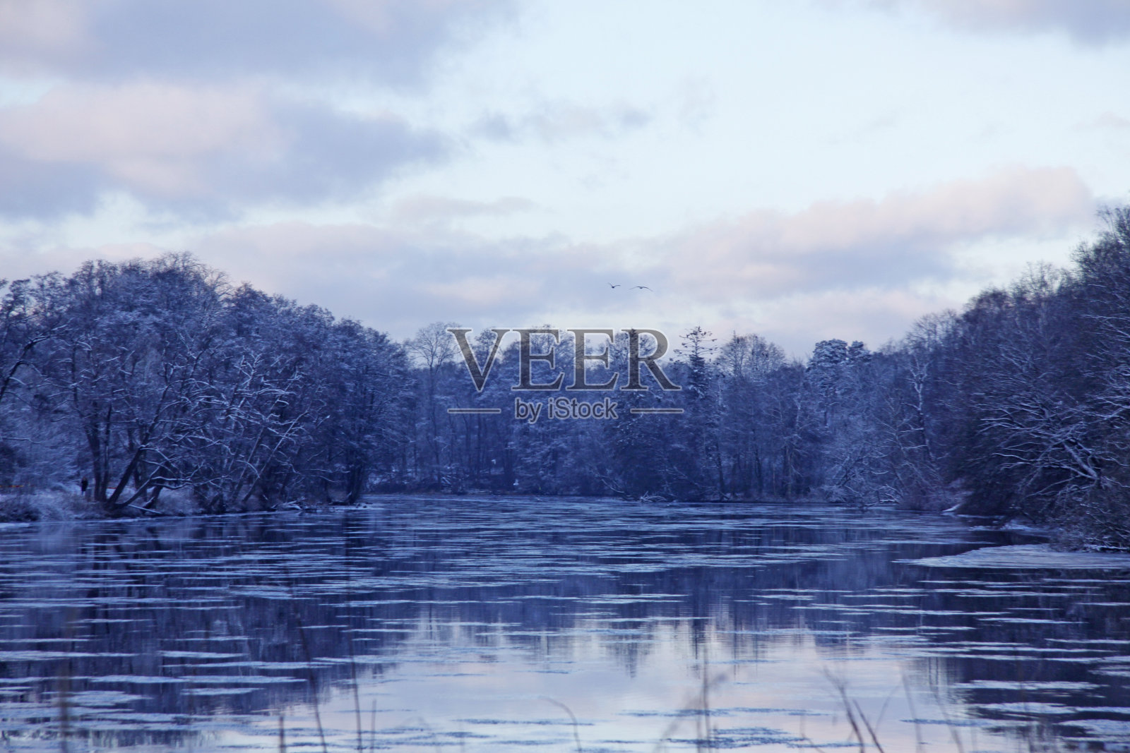 瑞典结冰的河景照片摄影图片