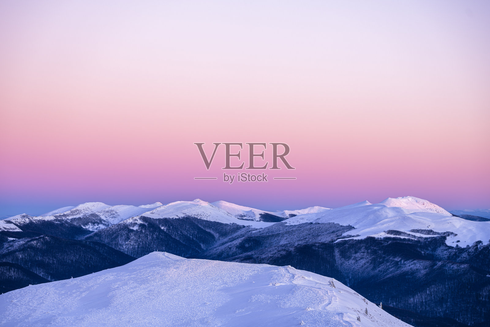 波兰比什恰迪山脉的冬季景观。从Polonina Carynska俯瞰High Bieszczady。照片摄影图片