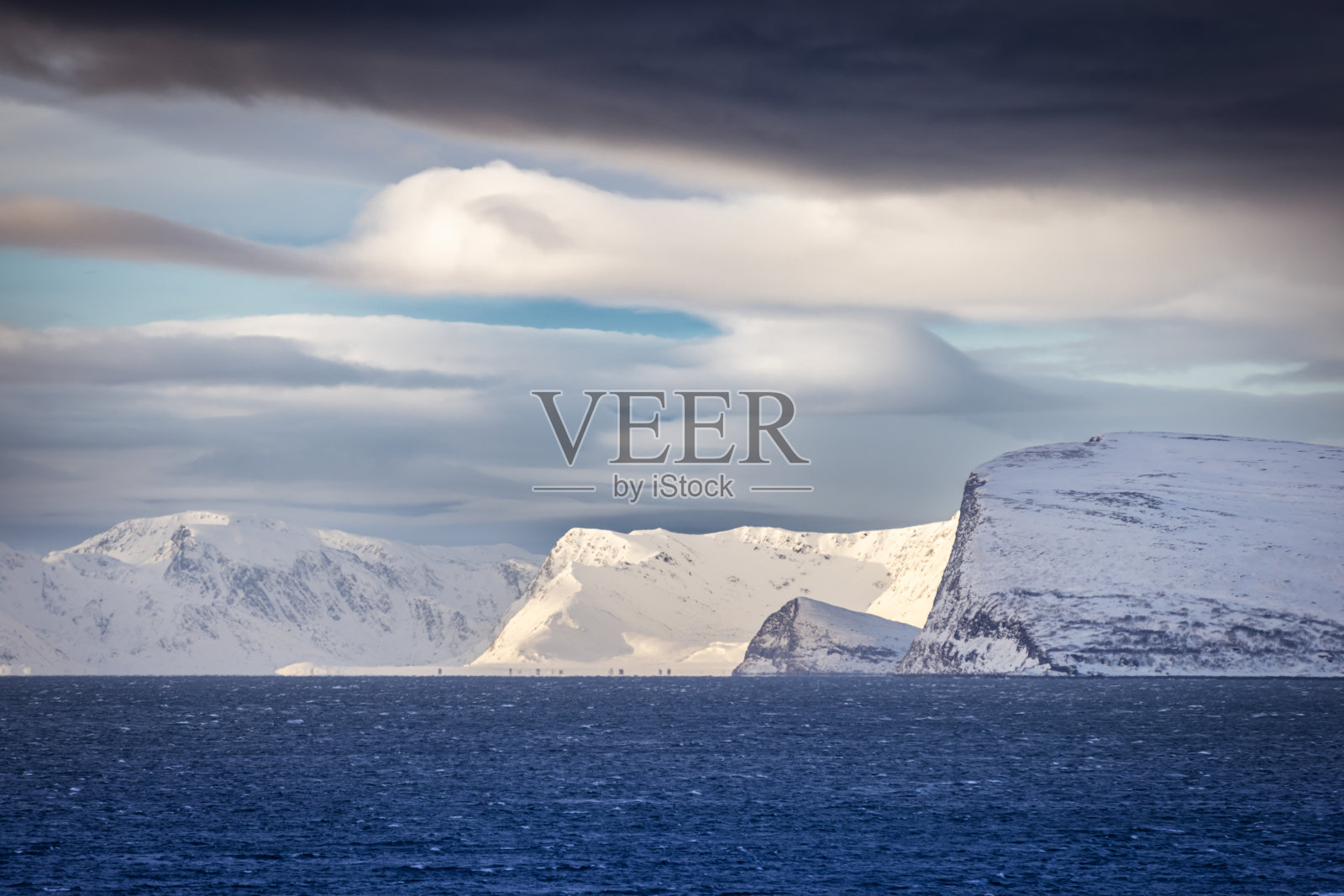 挪威北部美丽的冬季景观。照片摄影图片