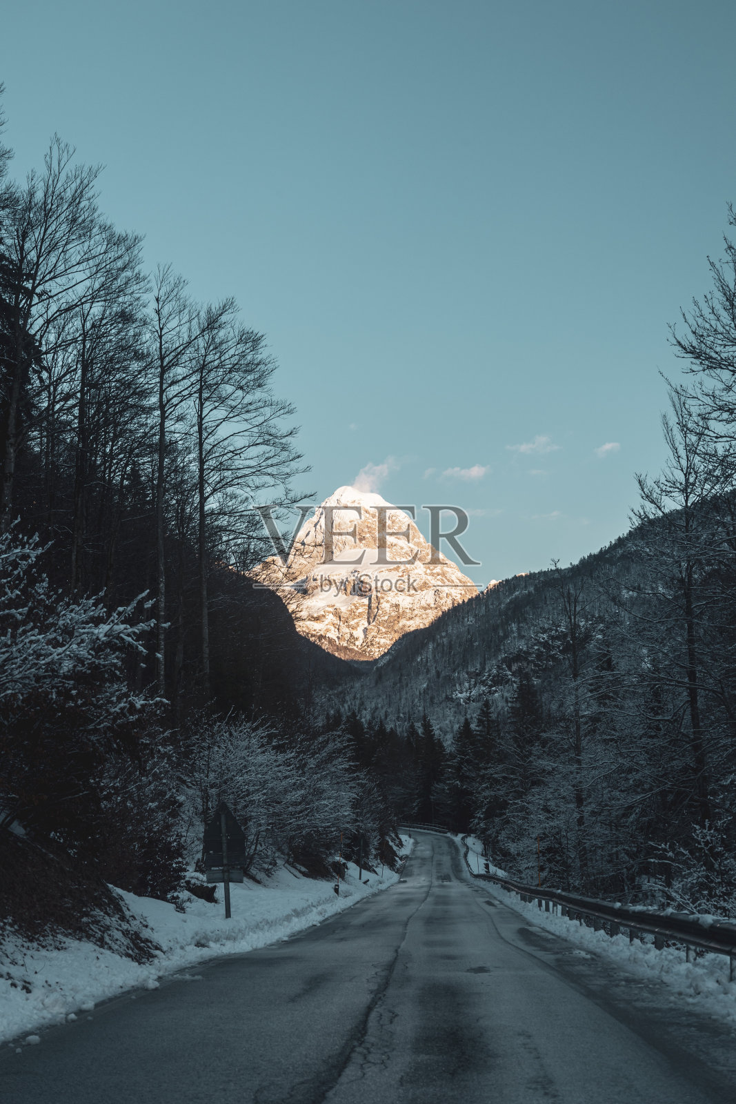 朱利安阿尔卑斯山中心的寒冷夜晚照片摄影图片