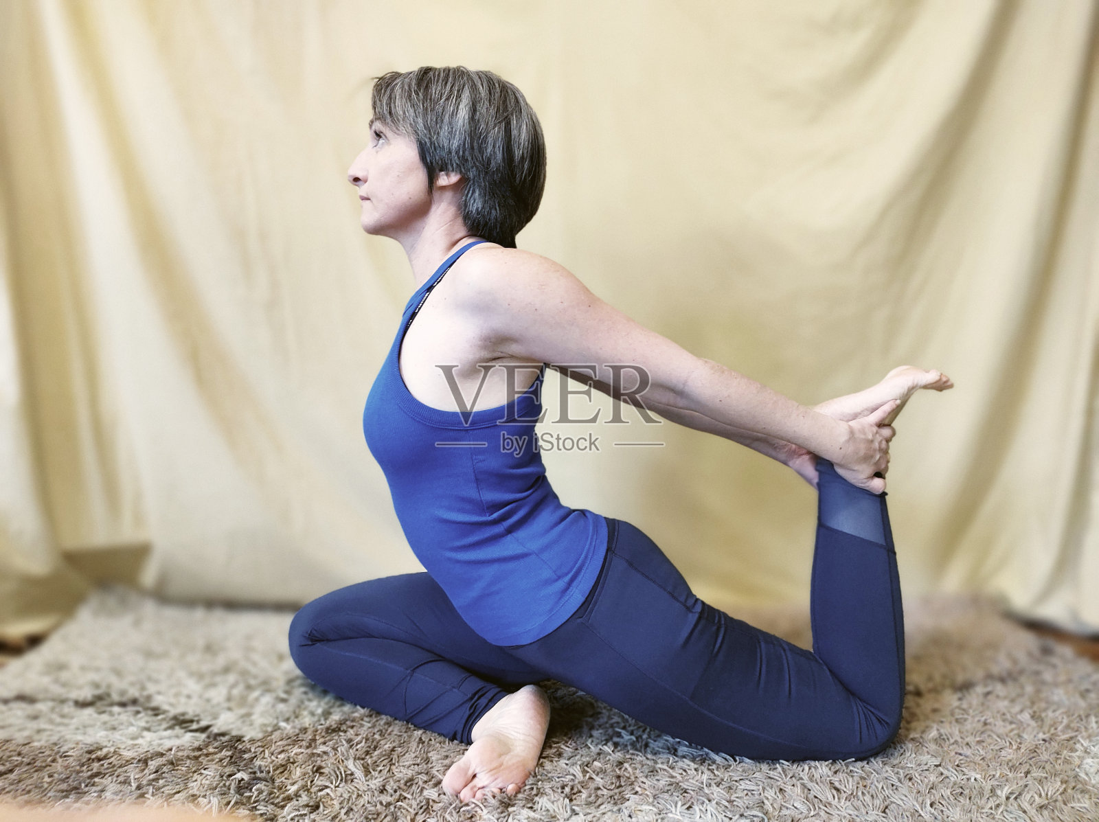 做运动的年轻女子照片摄影图片