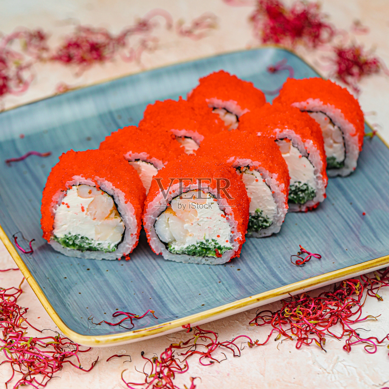 木桌上的寿司盘照片摄影图片