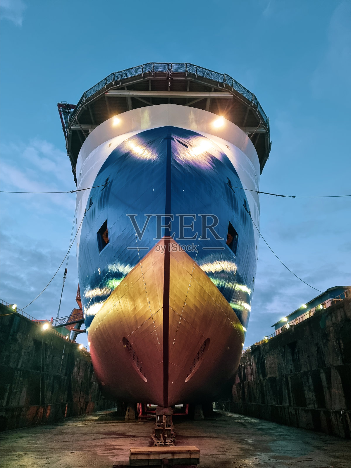 近海船舶干船坞修理和船体涂装后的船首照片摄影图片