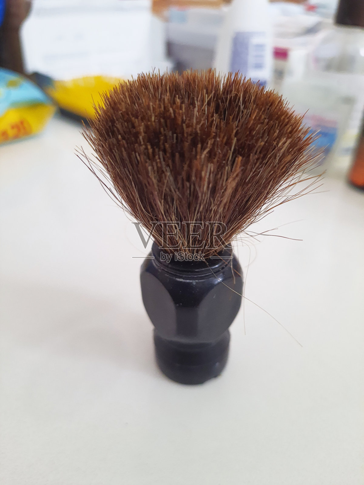 浴室水槽上的剃须刷。照片摄影图片